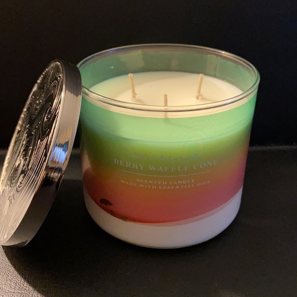 NEW: BERRY WAFFLE CONE 3 Wick Candle Candle Bath & Body Works Summer Ice Cream - Picture 2 of 13